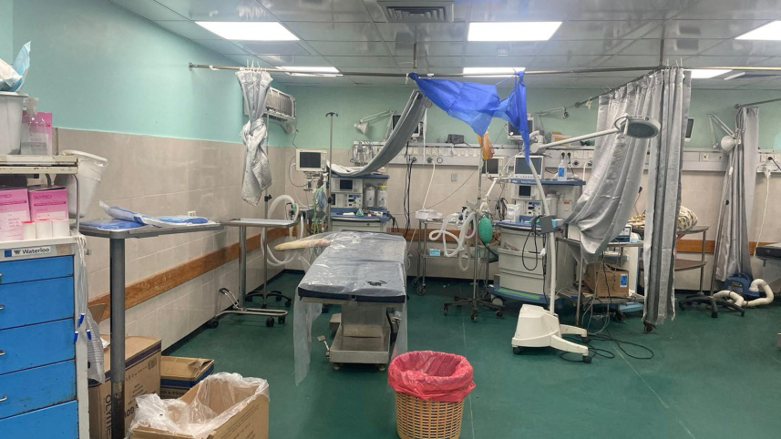 চেতনানাশক ছাড়াই এরকম অস্থায়ী অপারেশ থিয়েটারে রোগীদের সার্জারি করছেন চিকিৎসকরা। ছবি: রয়টার্স