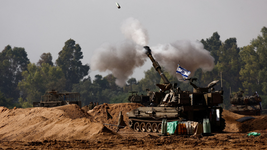 গাজায় কামানের গোলা ছুড়ছে ইসরায়েলি বাহিনী। ছবি: রয়টার্স