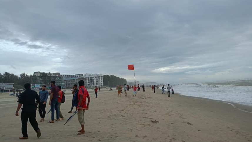 বৈরি আবহাওয়া উপেক্ষা করে অসংখ্য পর্যটক কক্সবাজার সমুদ্র সৈকতে ভিড় জমিয়েছেন। ছবি; সংগৃহীত