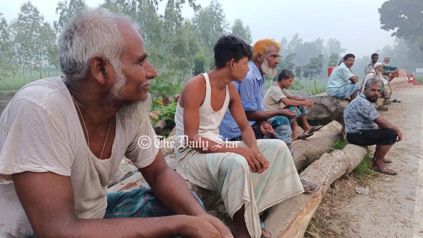 কাজের খোঁজে মানুষ