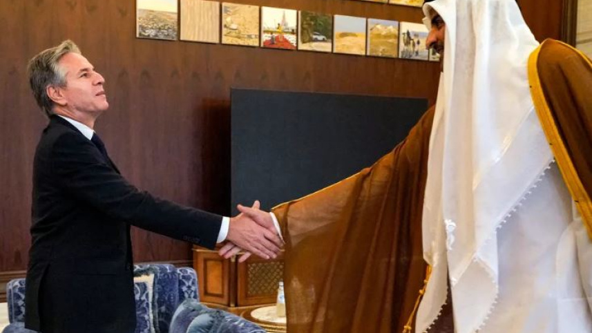 কাতারের আমিরের সঙ্গে হাত মেলাচ্ছেন মার্কিন পররাষ্ট্রমন্ত্রী অ্যান্টনি ব্লিঙ্কেন। ছবি: এএফপি