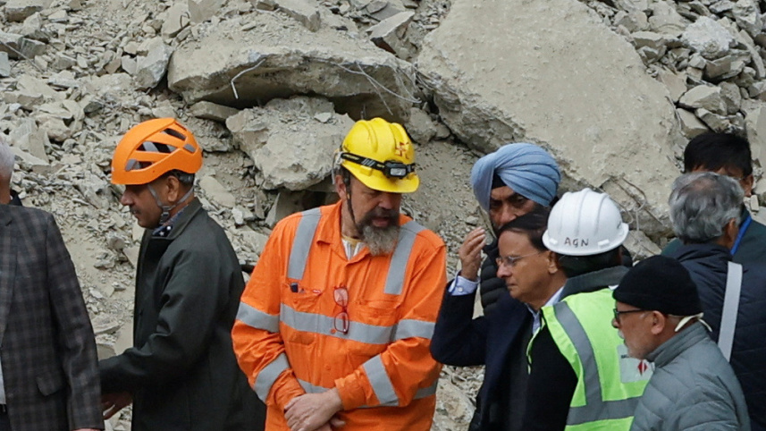 অস্ট্রেলীয় সুড়ঙ্গ বিশেষজ্ঞ আর্নল্ড ডিক্সের সঙ্গে কথা বলছেন প্রধানমন্ত্রী মোদির মুখ্য সচিব পিকে মিশ্র। ছবি: রয়টার্স