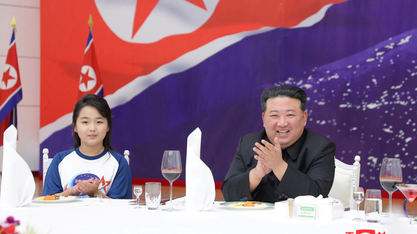 নতুন গোয়েন্দা স্যাটেলাইট উৎক্ষেপণ উপলক্ষে আয়োজিত ভোজসভায় যোগ দেন কিম জং উন ও তার মেয়ে। ছবি: রয়টার্স