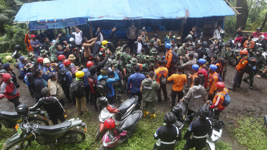 ইন্দোনেশিয়া আগ্নেয়গিরির অগ্ন্যুৎপাতে নিখোঁজ ব্যক্তিদের খোঁজে উদ্ধার কার্যক্রমের প্রস্তুতি। ছবি: এএফপি