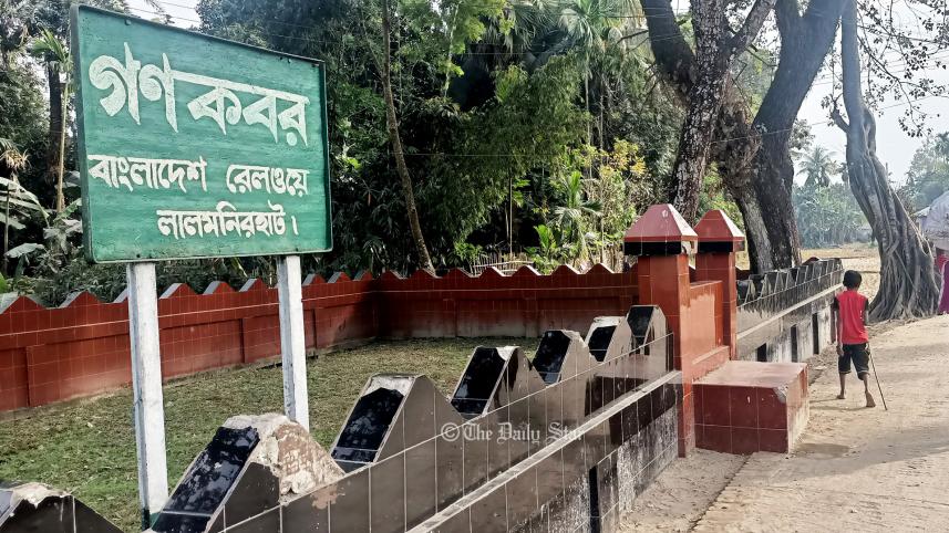 লালমনিরহাট রেলওয়ে গণকবর.jpg