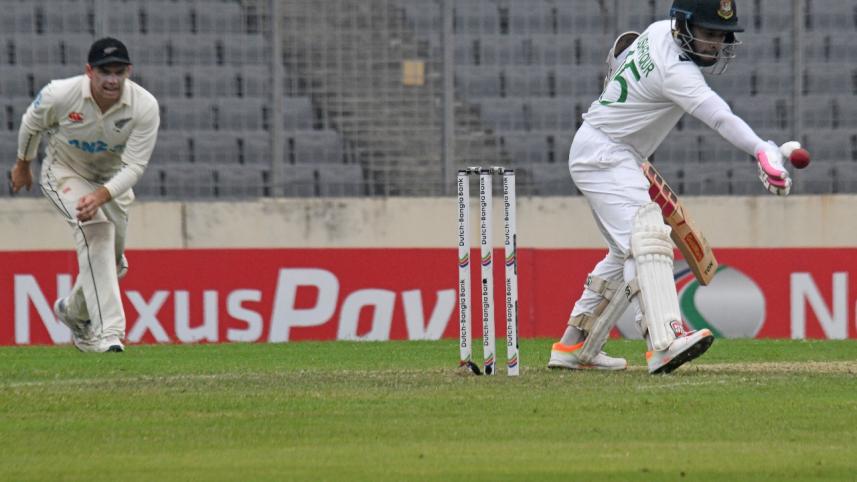 হাত দিয়ে বল আটকে আউট মুশফিকুর রহিম