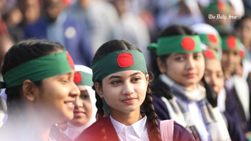 বীর শহীদদের প্রতি ফুল দিয়ে শ্রদ্ধা জানিয়েছে সর্বস্তরের মানুষ