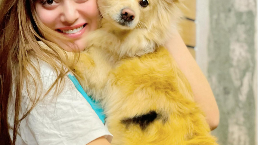 তমা মীর্জা ও তার পোষা কুকুর হানি। ছবি: সংগৃহীত