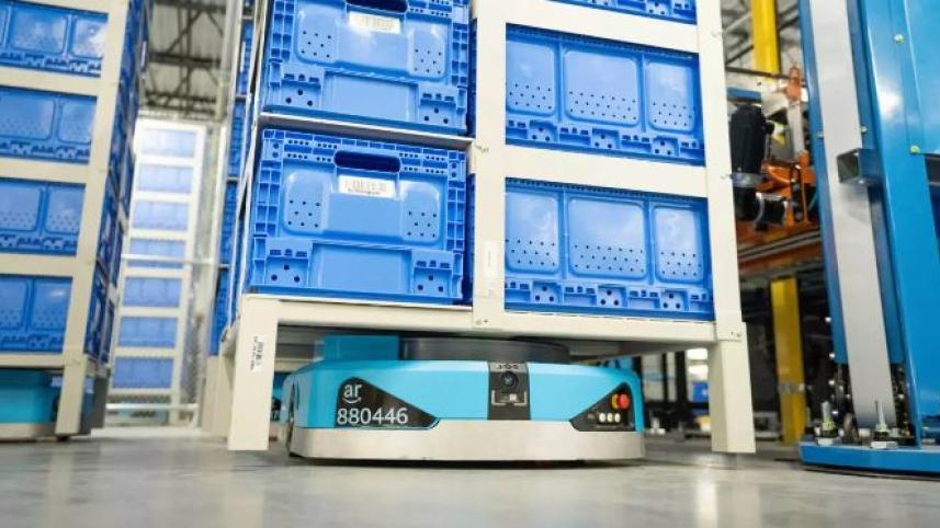 অনেক আগে থেকেই অ্যামাজনে চাকাযুক্ত রোবট ব্যবহৃত হচ্ছে। ছবি: অ্যামাজন ডট কম