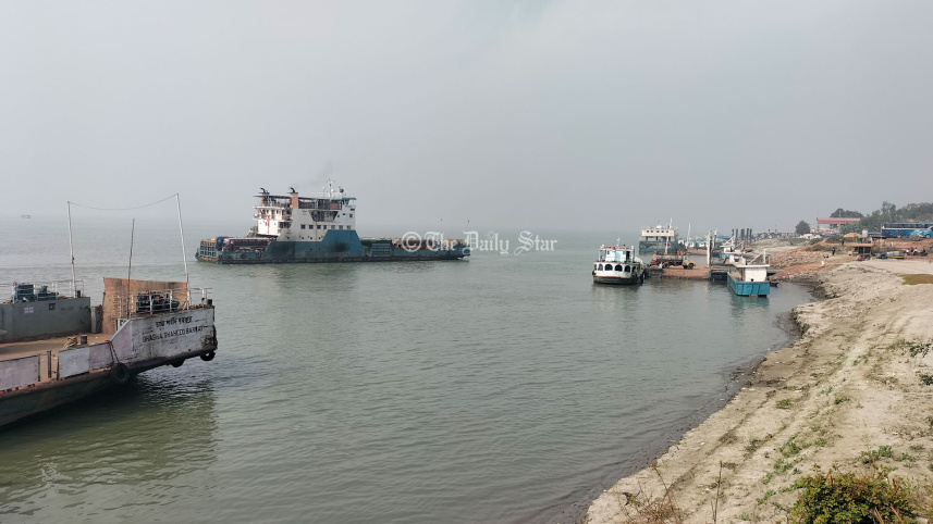 পাটুরিয়ায় ২ দফায় বন্ধ ছিল ফেরি চলাচল, আরিচা রুটে ১০ ঘণ্টা পর স্বাভাবিক