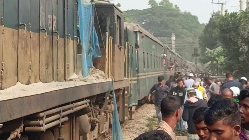 ট্রাকে ট্রেনের ধাক্কায় ৪ জনের মৃত্যু