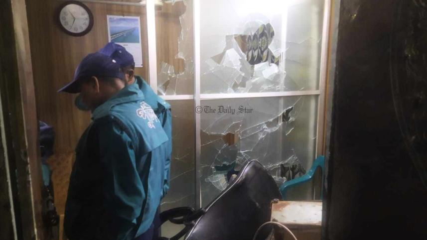 পুলিশ বক্সে হামলা