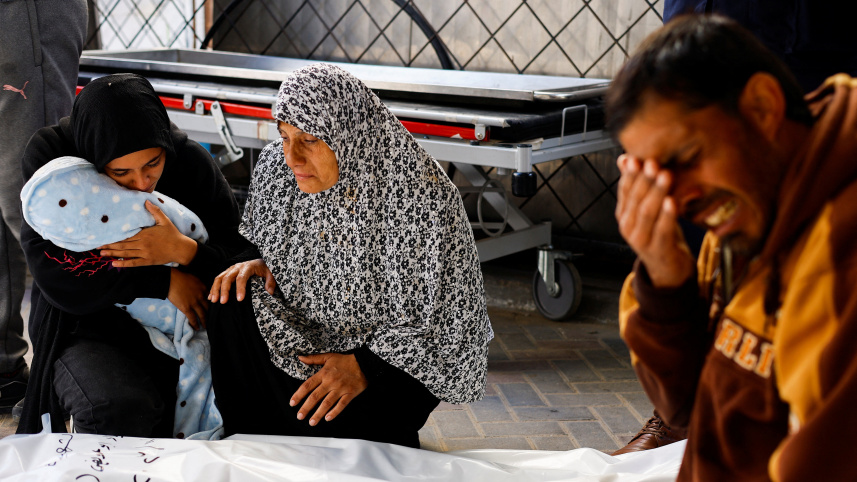   গাজায় চলমান সংঘাতের মাঝেই জন্ম নেয় ফিলিস্তিনি শিশু ইদরেস-আল-দারির। এই সংঘাতেই প্রাণ হারায় সে। তার মরদেহকে কোলে নিয়ে চোখের পানি ফেলছেন তার দাদী ও অন্যান্য আত্মীয়রা। দক্ষিণ গাজার রাফাহ হাসপাতালে তোলা ছবি। ফাইল ছবি: রয়টার্স