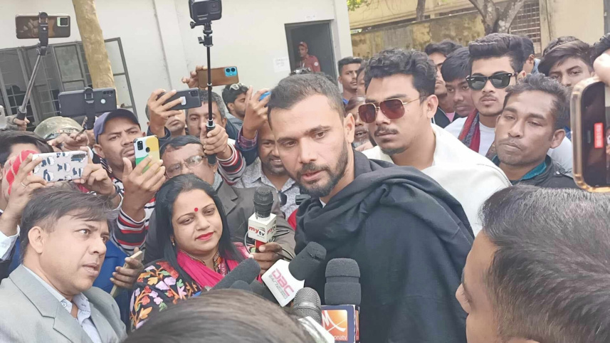 নড়াইল ২ আসনে আওয়ামী লীগের প্রার্থি মাশরাফি ভোট দিয়েছেন। ছবি: স্টার