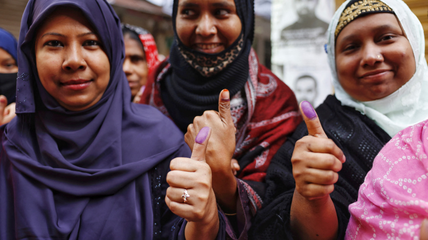ভোট দেওয়ার পর নারী ভোটাররা আঙুলের অমোচনীয় কালি দেখাচ্ছেন। ছবি: রয়টার্স
