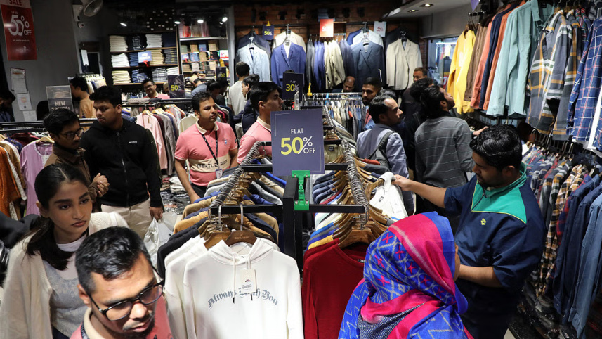 শীতের পোশাকে ছাড়, ব্রান্ডের আউটলেটে উপচে পড়া ভিড়