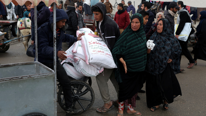 গাজার রাফাহ অঞ্চলে ইউএনআরডব্লিউএ ময়দা বিতরণ করছে। ছবি: রয়টার্স