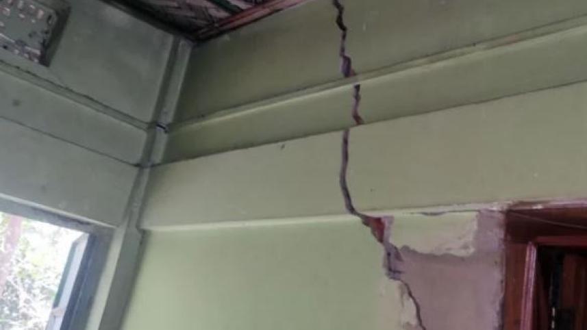 বাড়িঘরে ফাটল.jpg