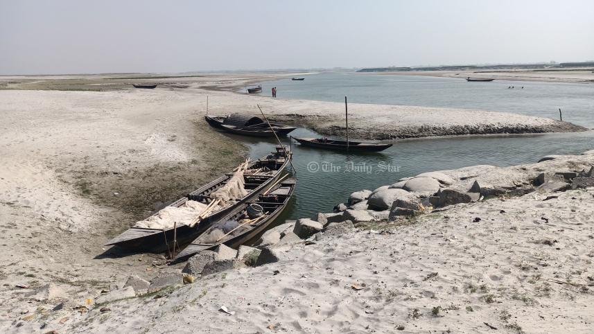 নদীতে পানি নেই