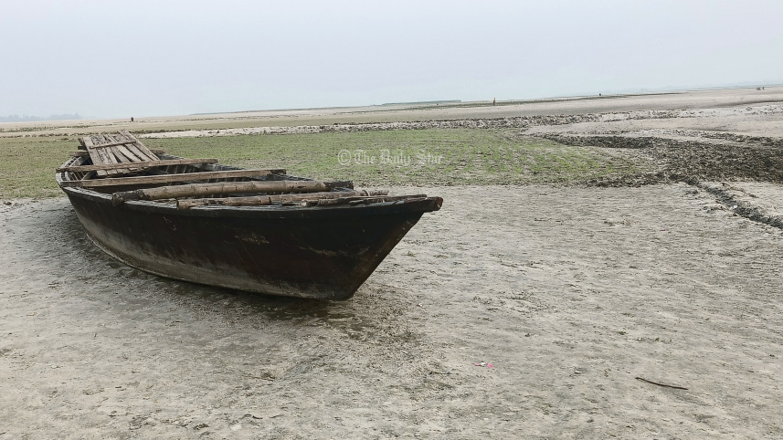 নদীতে পানি নেই