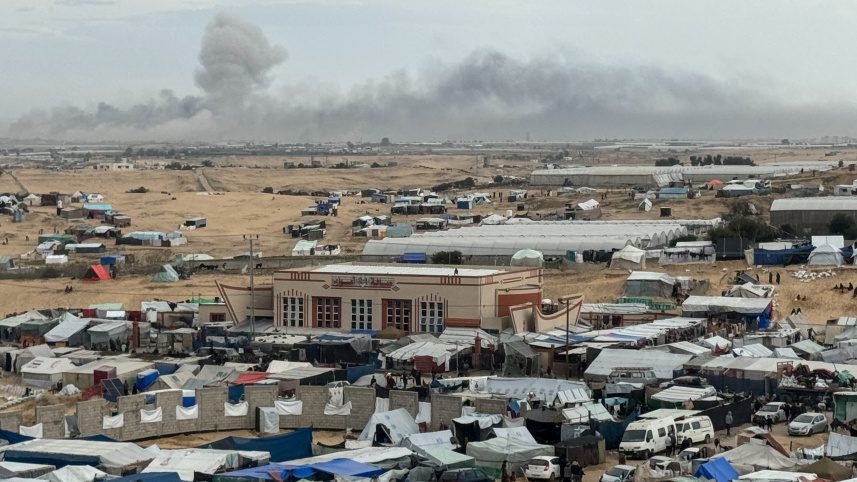 রাফাহর শরণার্থী ক্যাম্প থেকে খান ইউনিসের হামলার দৃশ্য। ছবি: রয়টার্স