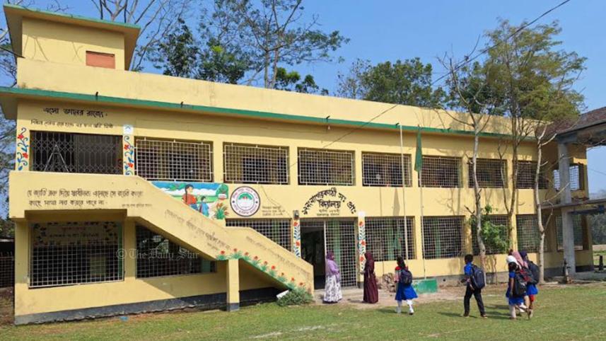 barishal school shaheed minar.jpg