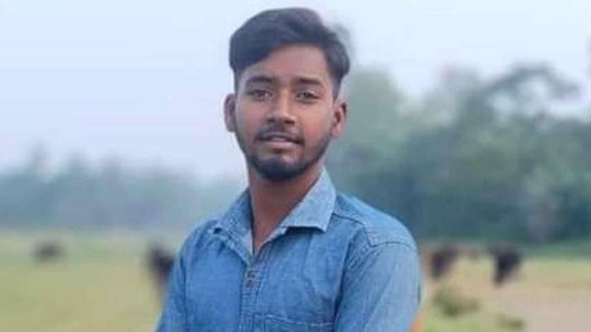 প্রতিবেশীর বাড়িতে সাপ ধরতে গিয়ে কলেজছাত্রের মৃত্যু