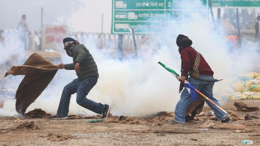 কৃষকদের রোডমার্চে পুলিশের টিয়ার শেল। ছবি: রয়টার্স