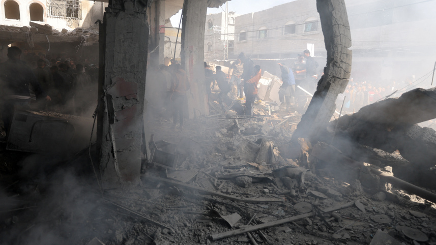 ইসরায়েলি বিমানহামলার পর রাফাহর এই ভবনটি ধ্বংস হয়। ছবি: রয়টার্স