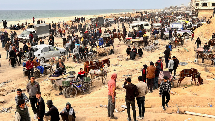 গাজা সিটিতে ত্রাণসামগ্রী সংগ্রহের জন্য অপেক্ষা করছেন ফিলিস্তিনিরা। ছবি: রয়টার্স