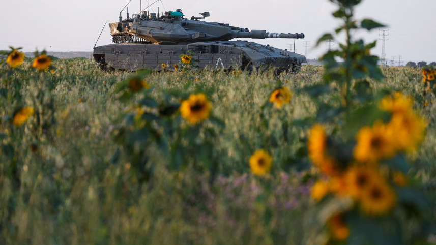 দক্ষিণ গাজা সীমান্তে ইসরায়েলি ট্যাংক। ছবি: রয়টার্স