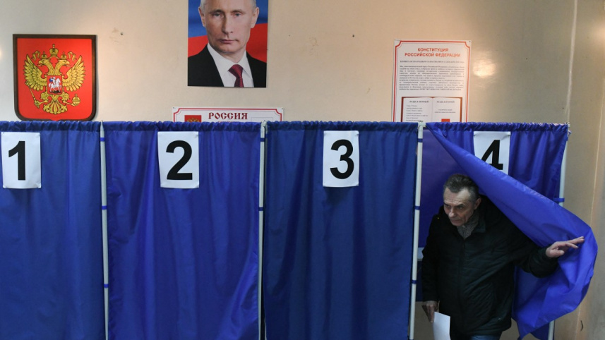 রাশিয়ার প্রেসিডেন্ট নির্বাচনে একটি ভোটকেন্দ্র থেকে ভোট দিয়ে বের হচ্ছেন একজন ভোটার। ছবি: এএফপি