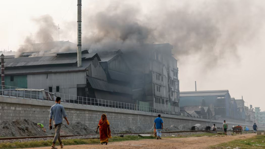 শ্যামপুরের একটি রি-রোলিং কারখানা থেকে কালো ধোঁয়া বের হচ্ছে। ছবি: রয়টার্স