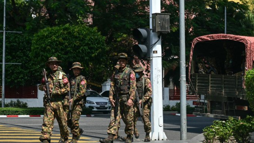ইয়াঙ্গুনের সড়কে মিয়ানমারের সামরিক বাহিনীর টহল। ফাইল ছবি: এএফপি
