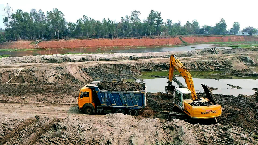 টাঙ্গাইলের মির্জাপুর উপজেলার চানপুর এলাকায় বংশী নদীর তীর থেকে অবাধে মাটি কাটছে প্রভাবশালীরা। 