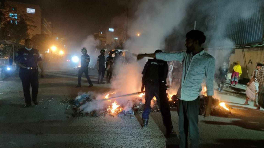 টঙ্গীতে পাওনা টাকার দাবিতে শ্রমিক বিক্ষোভ-সড়ক অবরোধ