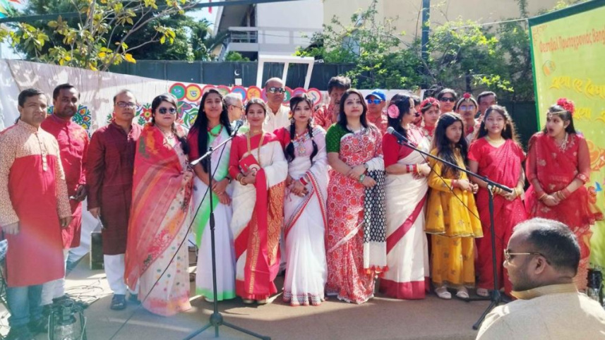 দূতাবাসের কর্মীরা সঙ্গীর পরিবেশন করছেন। ছবি: সংগৃহীত