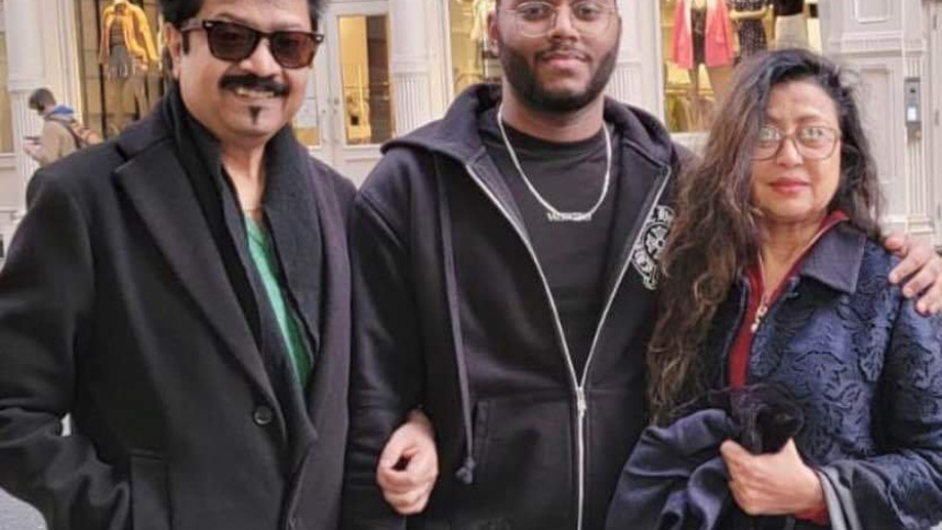 বাবা মায়ের সঙ্গে নিবিড়। ছবি: সংগৃহীত