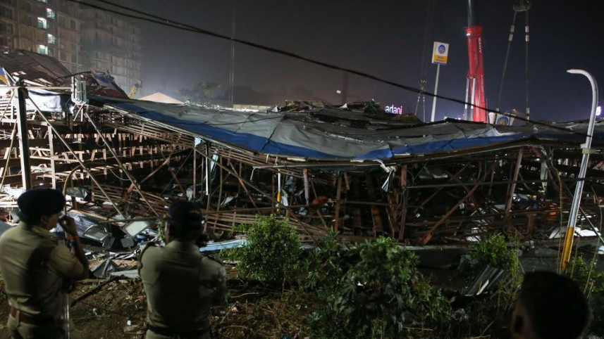 বিলবোর্ড আছড়ে পড়ার পর তার তলায় চাপা পড়ে যান অনেক মানুষ। ছবি: দিব্যকান্ত সোলাঙ্কী/ইপিএ/ডয়চে ভেলে