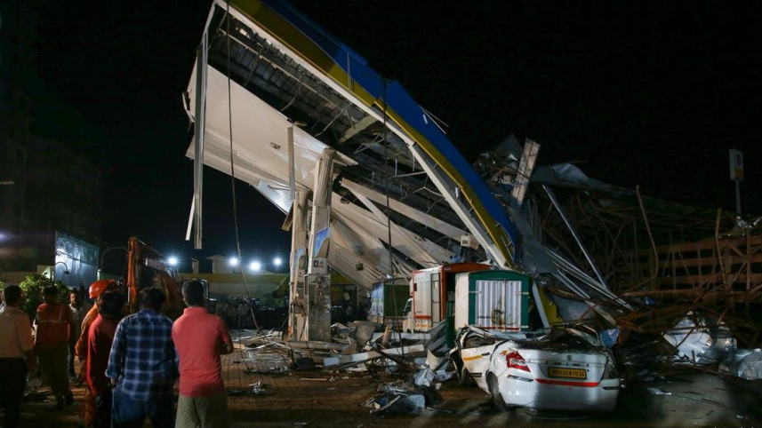 বিলবোর্ড আছড়ে পড়ার পর পরিস্থিতি খতিয়ে দেখছেন পুলিশ কর্মীরা। ছবি: দিব্যকান্ত সোলাঙ্কী/ইপিএ/ডয়চে ভেলে