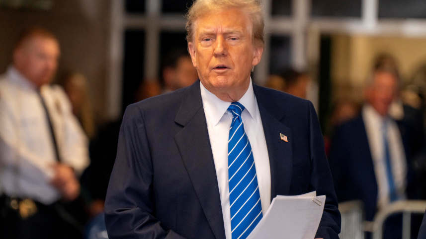 আদালতের বাইরে ব্রিফিং দিচ্ছে ডোনাল্ড ট্রাম্প। ছবি: রয়টার্স