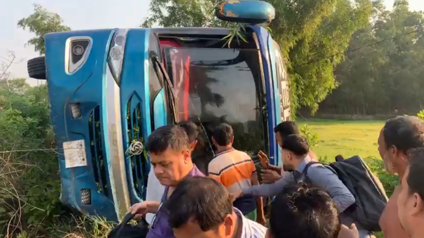 কুমিল্লায় বাস উল্টে নিহত ৫, আহত ১৫