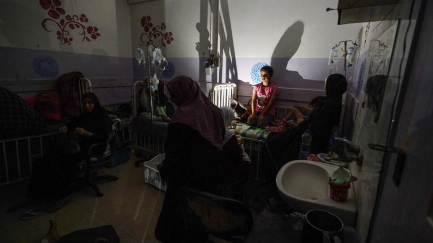 বিদ্যুৎবিহীন অবস্থায় চিকিৎসা পেতে অপেক্ষা করছেন আল-আকসা হাসপাতালের রোগীরা। ছবি: এএফপি