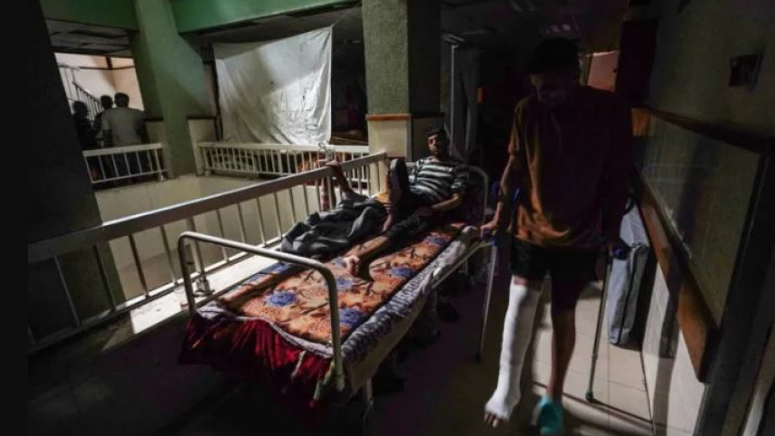 বিদ্যুৎবিহীন অবস্থায় চিকিৎসা পেতে অপেক্ষা করছেন আল-আকসা হাসপাতালের রোগীরা। ছবি: এএফপি