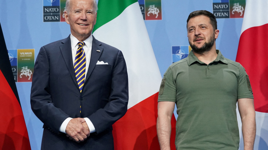 মার্কিন প্রেসিডেন্ট জো বাইডেন ও ইউক্রেনীয় প্রেসিদেন্ট ভলোদিমির জেলেনস্কি। ফাইল ছবি: রয়টার্স