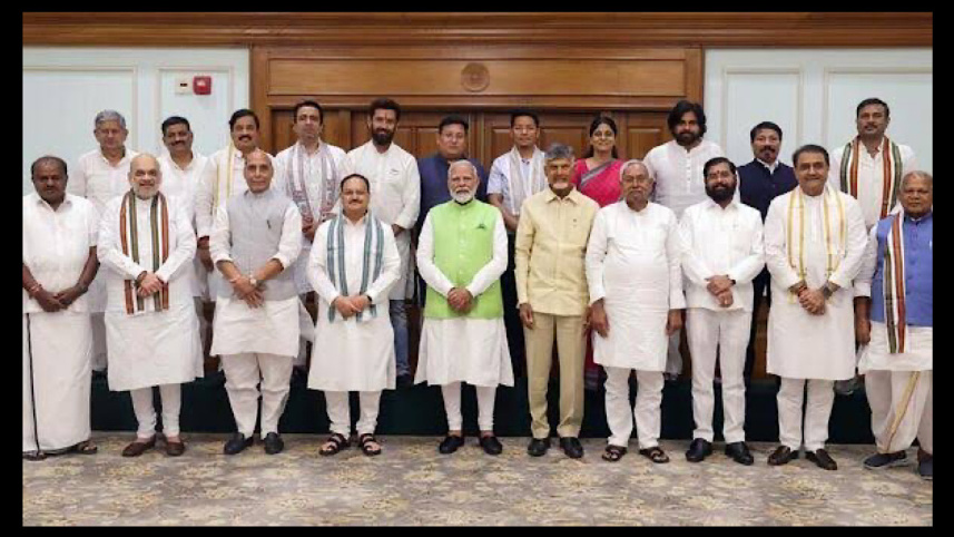 এনডিএ জোটের নেতাদের সঙ্গে নরেন্দ্র মোদি। ছবি: স্টেটসম্যান