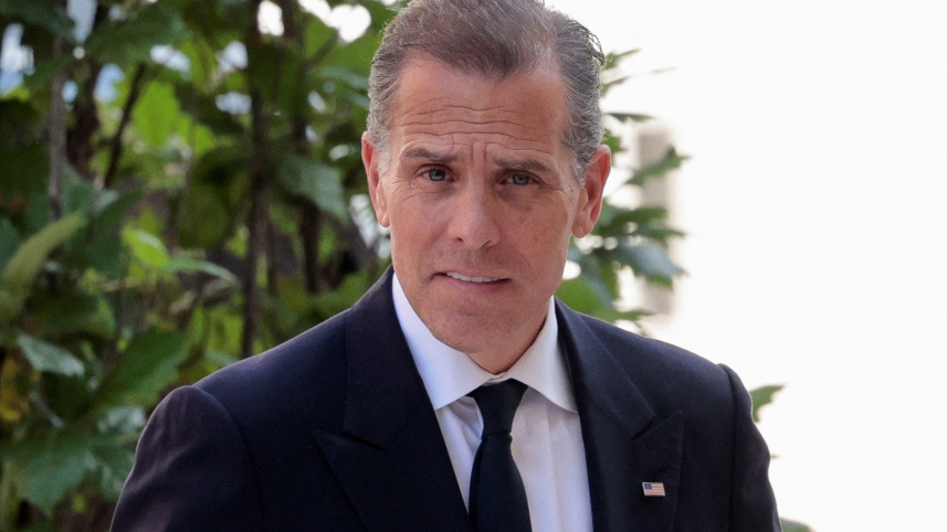 আদালতে হাজির হওয়ার আগে হান্টার বাইডেন। ছবি: রয়টার্স