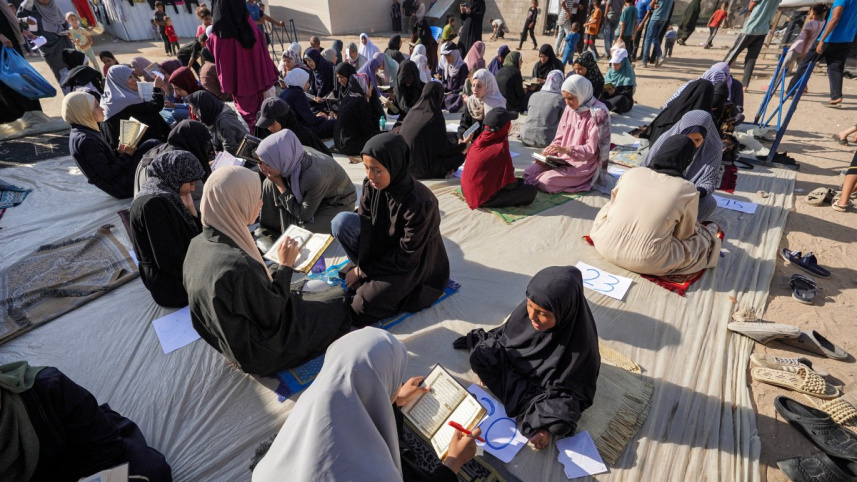 গাজার দেইর আল বালাহ এলাকার এক শরণার্থী শিবিরে ফিলিস্তিনি শিশুরা কুরআন তেলাওয়াত শিখছে। ছবি: এএফপি 