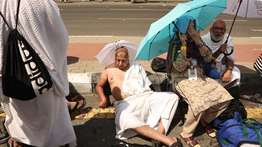 মিনায় শয়তানের উদ্দেশে পাথর ছুঁড়ে মারতে এসে মুসুল্লিরা প্রচণ্ড তাপদাহে অসুস্থ হয়ে পড়েন। ছবি: এএফপি