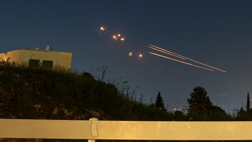 ইসরায়েলে রকেট হামলা চালাচ্ছে হিজবুল্লাহ। ছবি: ডয়চে ভেলে